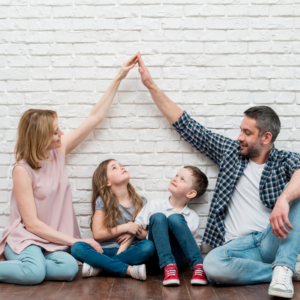 Una famiglia che crea un tetto cone le mani